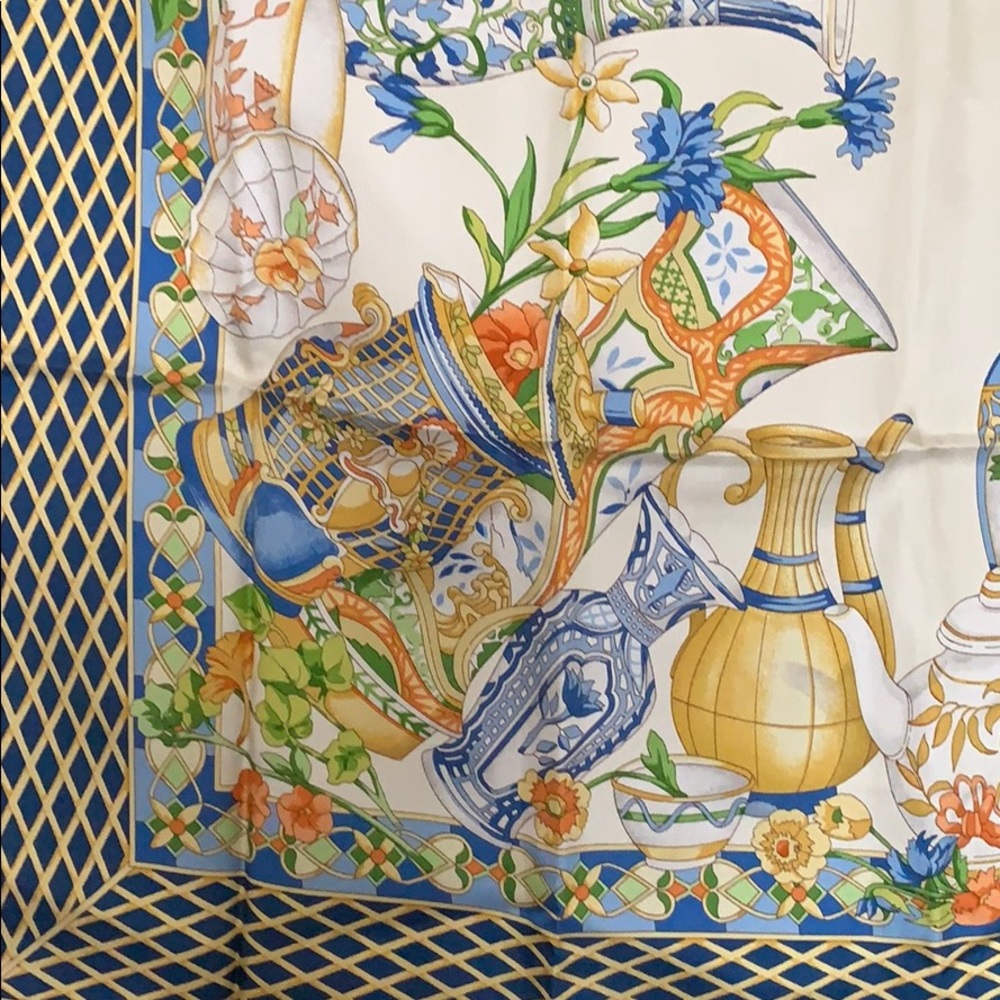 Authentic Gucci silk scarf - Picture 3 of 8